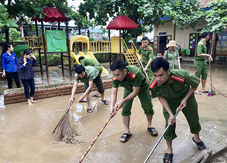Công an Quảng Bình giúp dân khắc phục hậu quả mưa lũ
