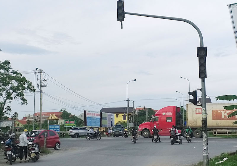 Giao thông hỗn loạn vì đèn tín hiệu ngừng hoạt động