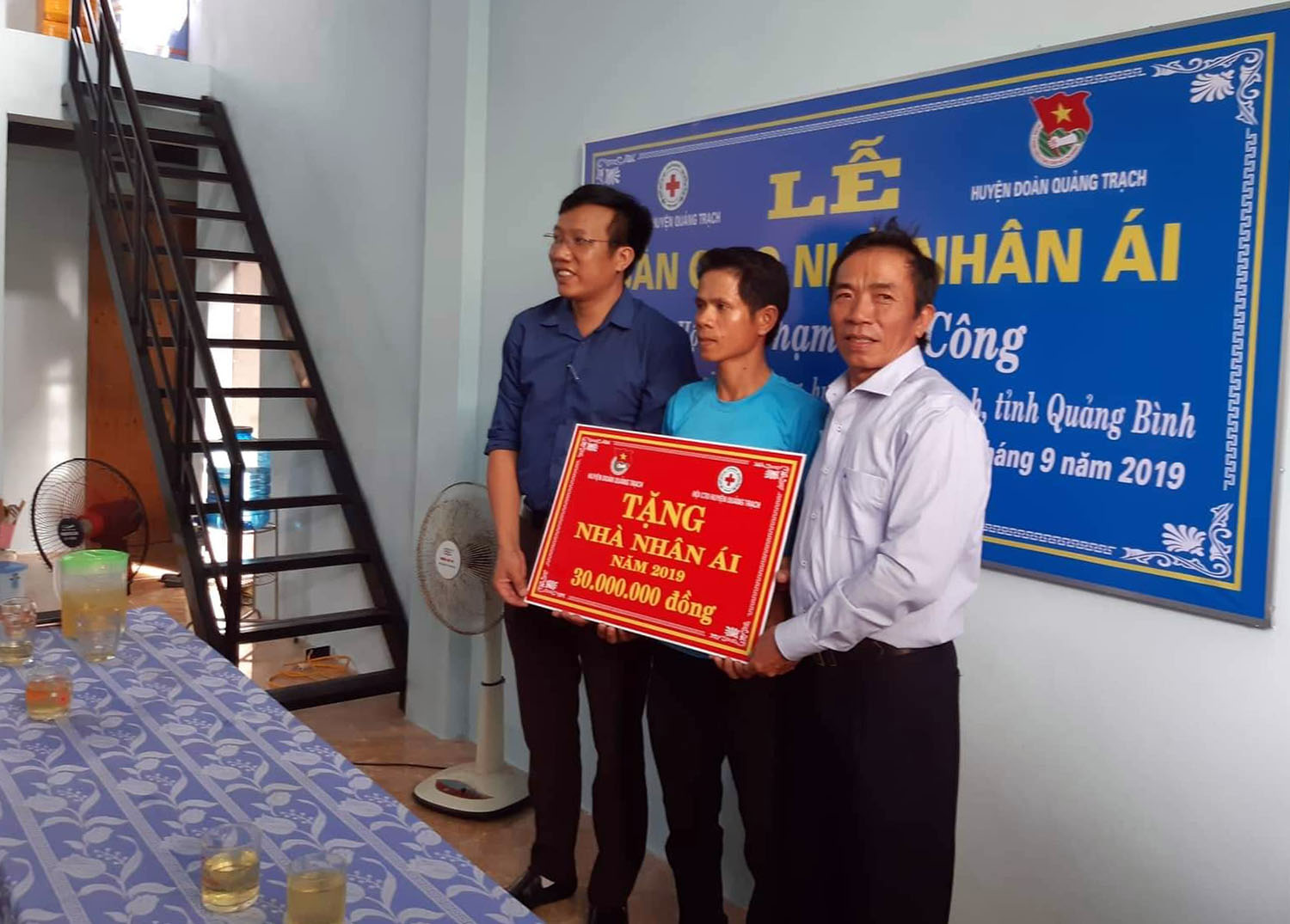 Bàn giao nhà nhân ái cho hộ nghèo