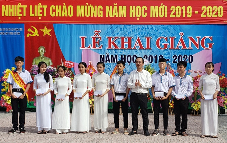 Các hoạt động hỗ trợ học sinh nghèo đầu năm học mới