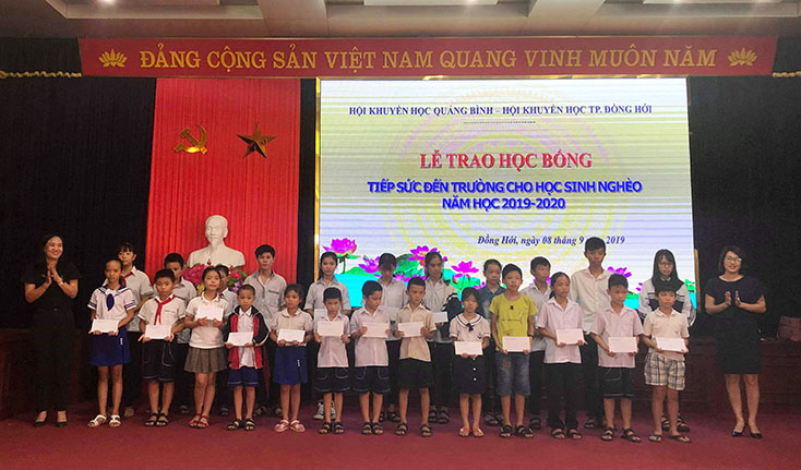TP Đồng Hới: Trao 168 suất học bổng "Tiếp sức đến trường"