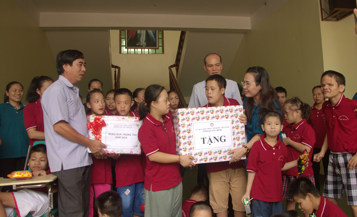 Thường trực Ủy ban MTTQVN tỉnh tặng quà cho trẻ khuyết tật, mồ côi nhân dịp Tết Trung thu