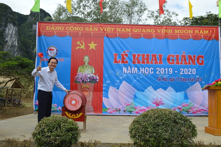 Bộ trưởng Bộ Giáo dục-Đào tạo dự khai giảng ở "rốn lũ" Tân Hóa