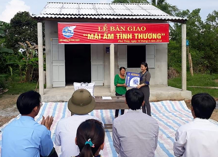 Tiếp sức cho phụ nữ nghèo