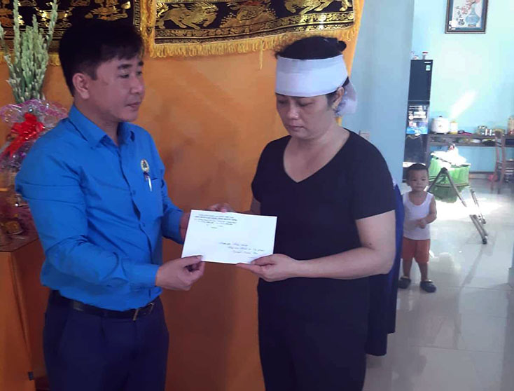 LĐLĐ tỉnh thăm gia đình chiến sỹ hy sinh khi đang làm nhiệm vụ