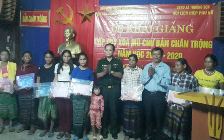 Khai giảng lớp học xóa mù chữ cho bà con Vân Kiều vùng biên giới