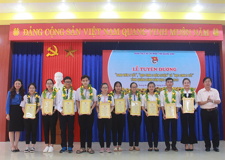 Tập trung giáo dục chính trị, tư tưởng cho học sinh, sinh viên