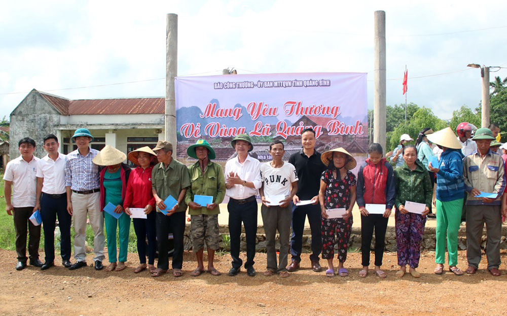 Trao quà cho người dân vùng lũ hai huyện Tuyên Hóa, Minh Hóa