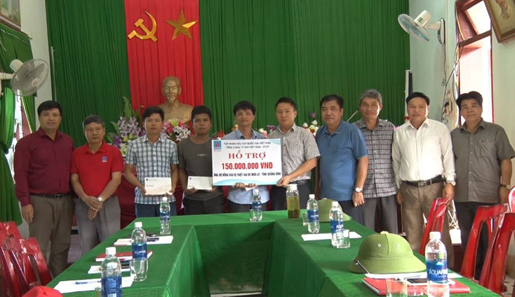 Tổng Công ty khí Việt Nam hỗ trợ nhân dân vùng lũ huyện Minh Hóa