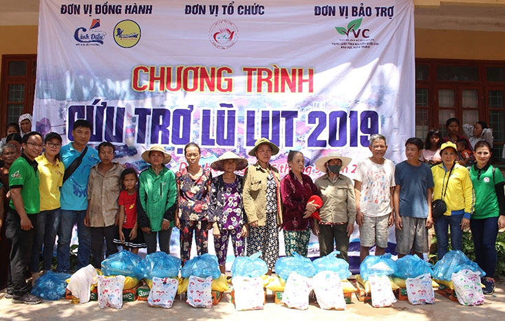 Trao quà cho người dân có hoàn cảnh khó khăn xã Dân Hóa