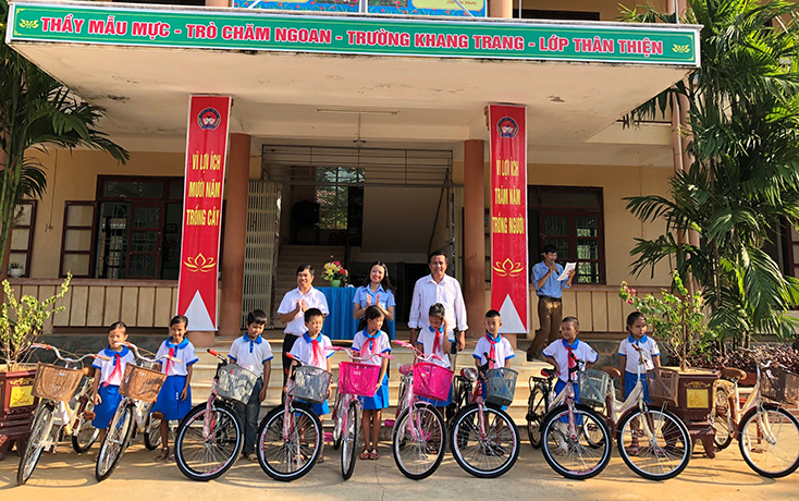 Khởi công xây dựng nhà nhân ái và tặng xe đạp cho học sinh