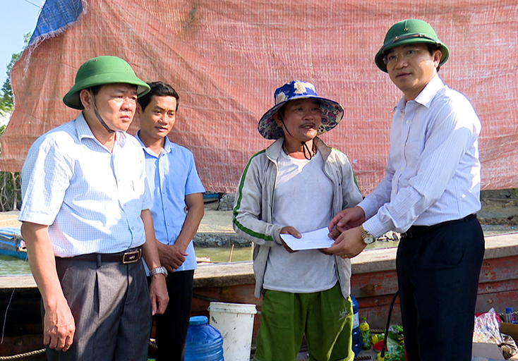 Lãnh đạo thị xã Ba Đồn thăm, động viên gia đình có tàu cá bị cháy