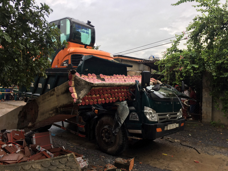 Xe tải kéo sập cổng làng, tài xế tử vong