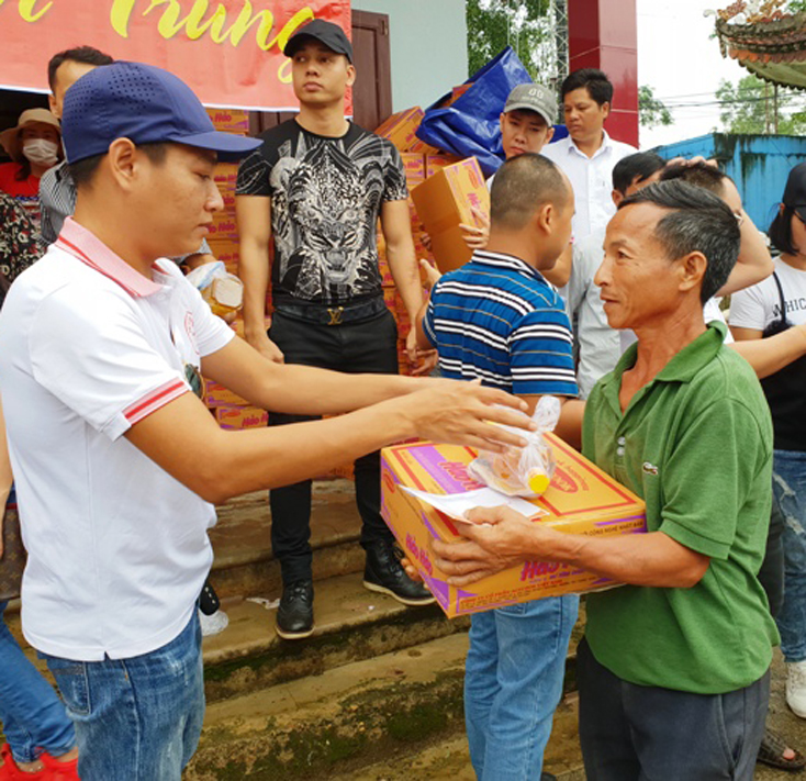 Trao quà cho người dân vùng lũ Minh Hóa