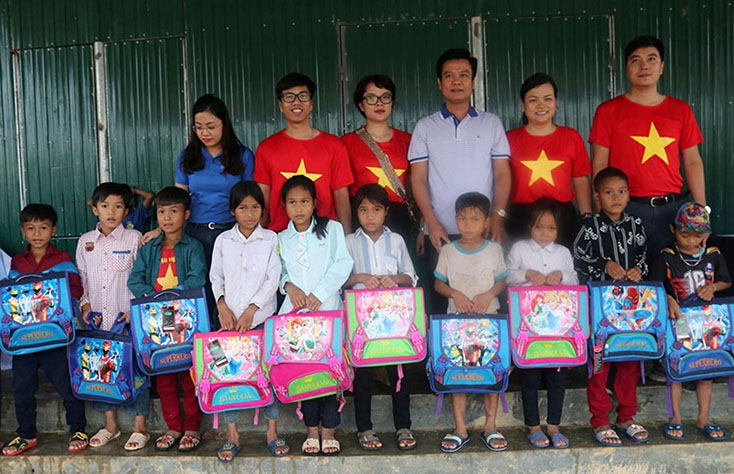 Đến với người dân vùng lũ