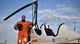 [Video] Người đầu tiên lái gyrocopter bay vòng quanh thế giới