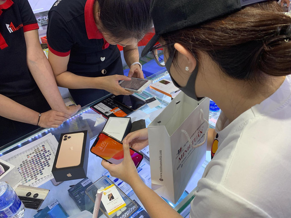 Hàng ngàn khách đặt cọc mua iPhone giá 40-50 triệu, đắt hơn nước ngoài