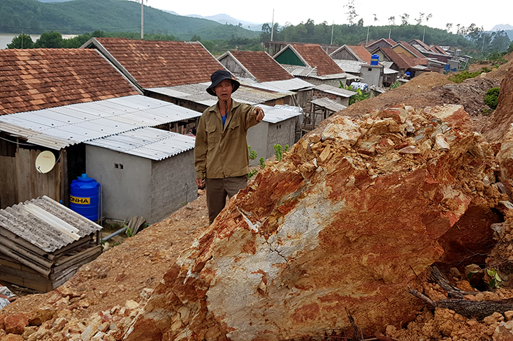 Minh Hóa: Di dời từ vùng ngập lụt đến... vùng bị sạt lở (!?)