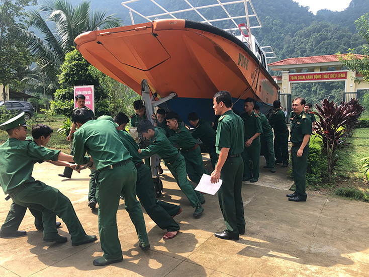 Bộ Tư lệnh BĐBP trang cấp ca nô và trao tặng 10 tấn gạo cho đồng bào Rục
