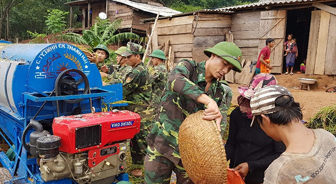 Đồn Biên phòng Cửa khẩu quốc tế Cha Lo giúp dân thu hoạch lúa vụ hè-thu