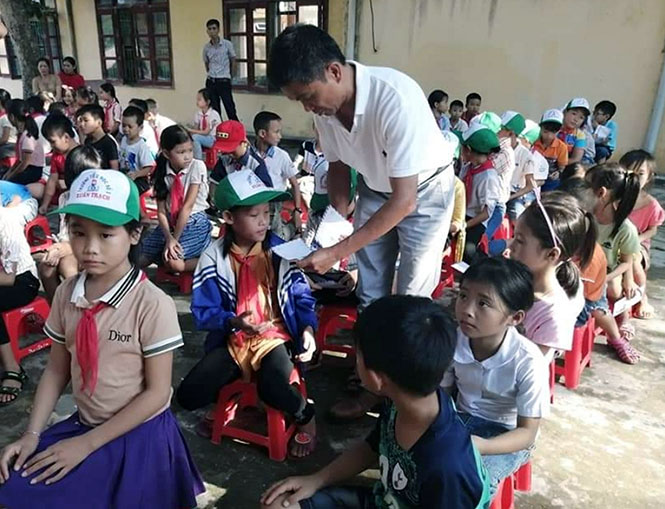Trao 300 suất học bổng cho học sinh có hoàn cảnh khó khăn