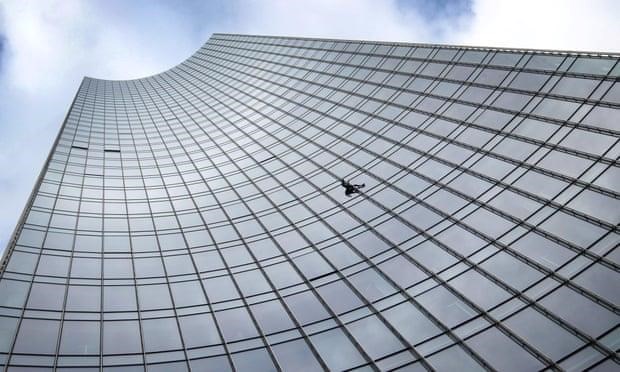 'Người nhện' bị bắt sau khi chinh phục đỉnh tháp Skyper ở Frankfurt