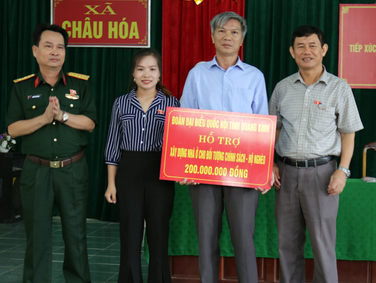 Đoàn đại biểu Quốc hội tỉnh: Trao quà cho học sinh và gia đình chính sách
