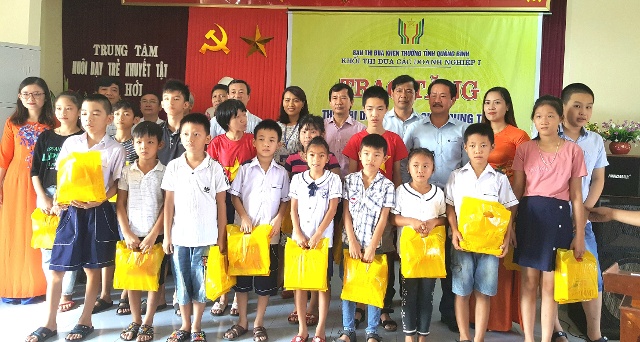 Khối thi đua các doanh nghiệp 1: Hỗ trợ tặng quà cho các đơn vị giáo dục đặc thù