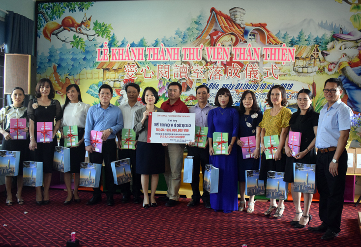 Tổ chức Zhi-shan Foundation tặng thư viện thân thiện và sách cho 33 trường học