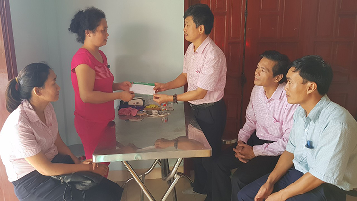 Công đoàn NHCSXH Việt Nam: Thăm gia đình thiếu tá Nguyễn Xuân Tài
