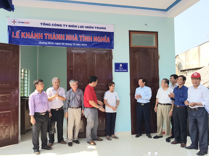Tổng công ty Điện lực miền Trung bàn giao nhà tình nghĩa cho hộ gia đình có hoàn cảnh khó khăn
