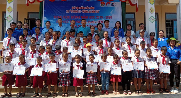 Trao 115 suất học bổng cho học sinh huyện Bố Trạch