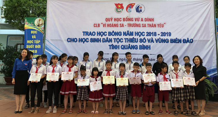 Trao 115 suất học bổng cho học sinh vùng biển, vùng dân tộc thiểu số