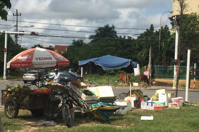 Cần xử lý dứt điểm tình trạng bán hàng ở vỉa hè ngã tư đường Hữu Nghị-Trần Quang Khải