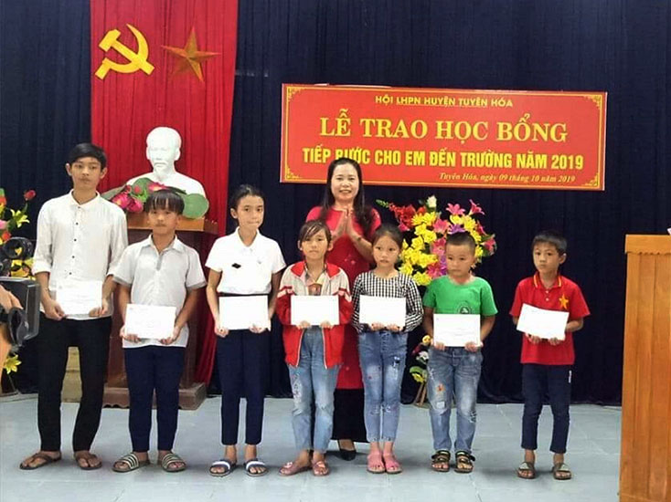 Trao học bổng "Tiếp sức đến trường" cho học sinh nghèo vượt khó