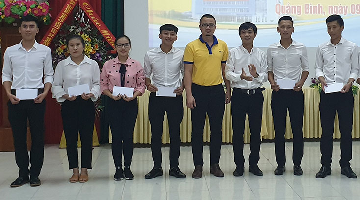 Trao 40 suất học bổng cho các sinh viên có hoàn cảnh khó khăn