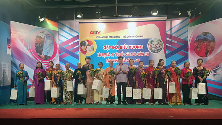 Gặp mặt, biểu dương phụ nữ tiêu biểu có công nuôi dưỡng nạn nhân chất độc da cam