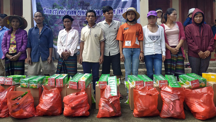 Chia sẻ khó khăn với đồng bào nghèo xã Lâm Thủy