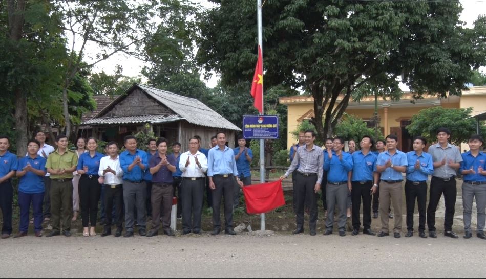 Minh Hóa: Bàn giao công trình thắp sáng đường quê tại xã Trung Hóa
