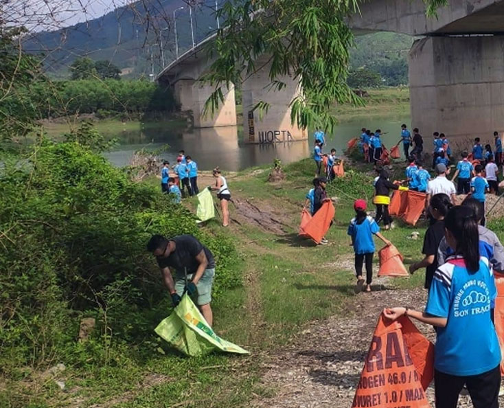 Du khách nước ngoài cùng học sinh tham gia nhặt rác