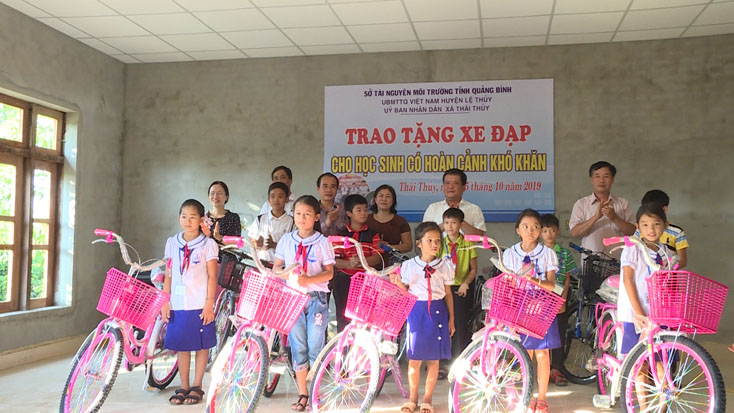 Tặng 30 chiếc xe đạp cho học sinh xã Thái Thủy