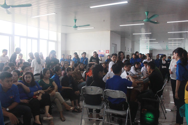 Trên 250 người tham gia hiến máu nhân đạo