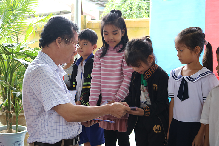 CLB nhà báo người Quảng Bình tại TP Hồ Chí Minh trao học bổng cho học sinh nghèo vượt khó