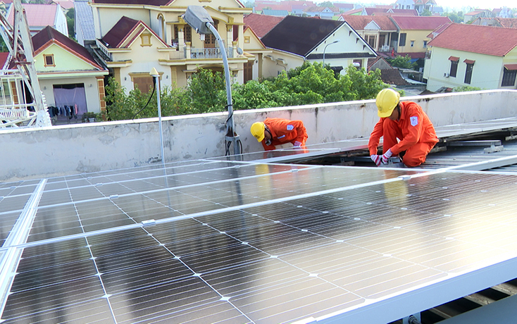 Bố Trạch:  Khai thác tiềm năng hệ thống "Điện mặt trời áp mái"