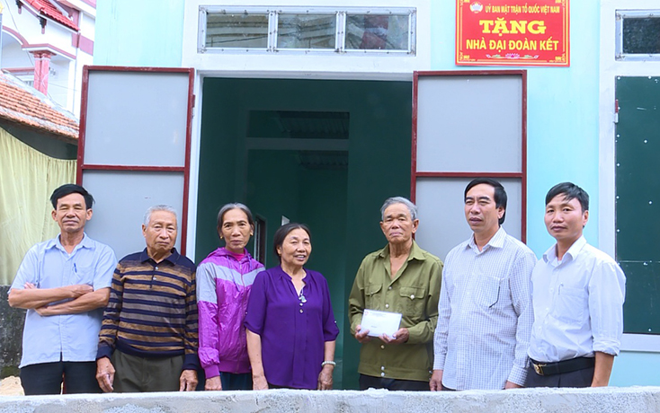 Quảng Trạch: Bàn giao nhà Đại đoàn kết cho hộ nghèo