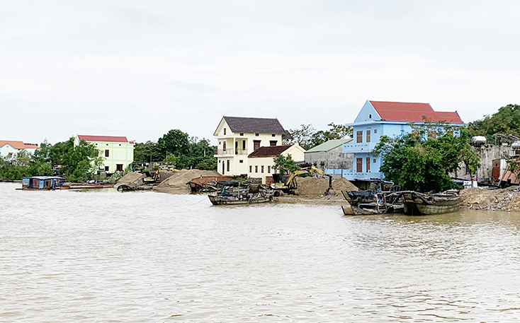 Quảng Ninh:  Hàng loạt bãi tập kết cát, sạn trái phép ngang nhiên hoạt động