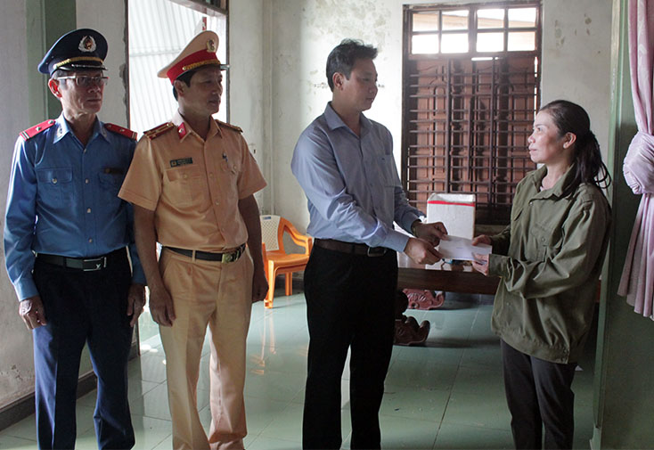 Thăm các gia đình có người thân tử vong do tai nạn giao thông