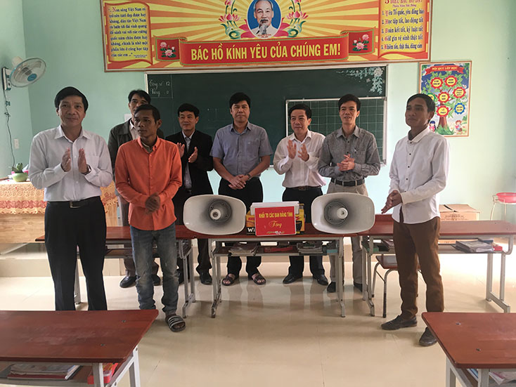 Khối thi đua các ban Đảng tỉnh trao quà hỗ trợ các bản khó khăn