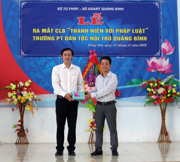 Ra mắt câu lạc bộ "Thanh niên với pháp luật"