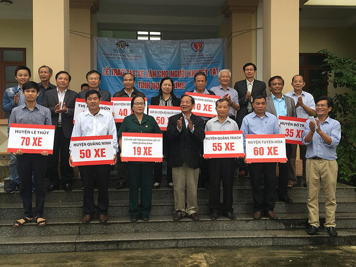 Trao tặng xe lăn cho người khuyết tật